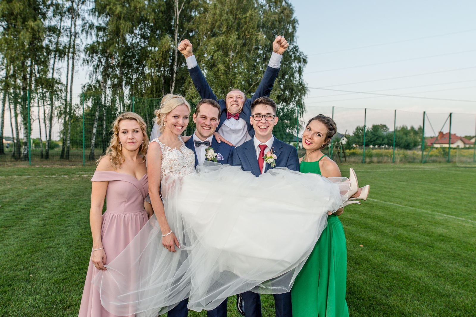 Sesja pary młodej z gośćmi weselnymi